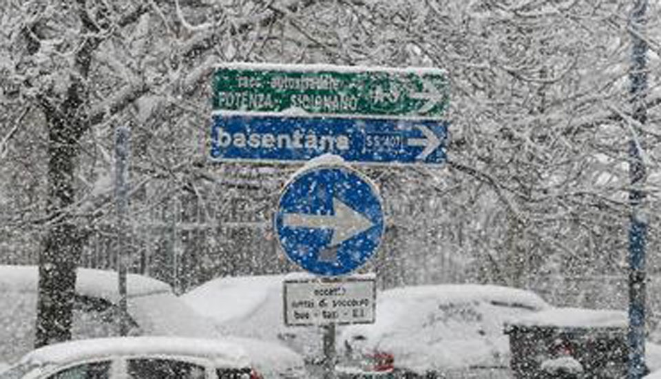 Maltempo neve in Basilicata, scuole chiuse a Potenza, disagi al traffico