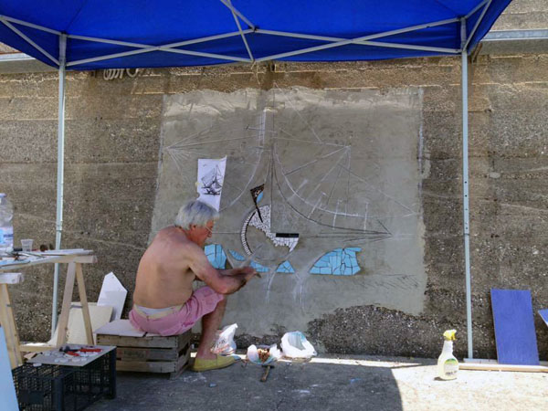 Uno degli artisti all'opera al porto di Cetraro