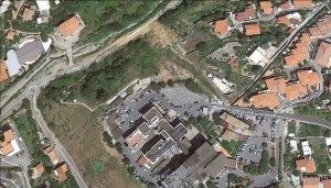 L'area della collina interessata dalla frana (foto: Google Earth)