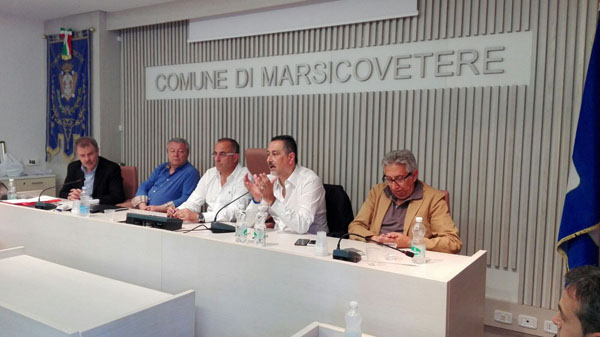 Il tavolo dei relatori durante un intervento del governatore Pittella