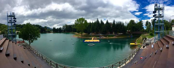 Il palco galleggiante nel lago Sirino di Nemoli (foto: https://www.facebook.com/La-Signora-del-Lago)