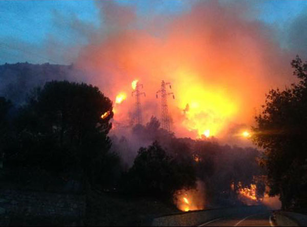 Uno scatto che documenta l'intensità dell'incendio (foto: Giorgia Martino)