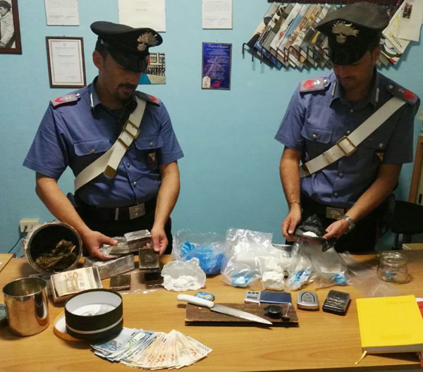 Sequestrata droga e materiale per il confezionamento (foto: carabinieri)