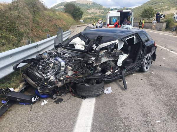 L'auto dopo l'incidente (foto: italia2tv.it)