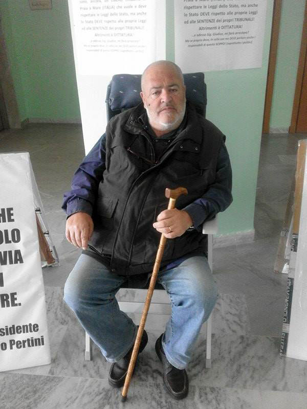 Gino Domenico Spolitu occupa l'ex ospedale di Praia a Mare