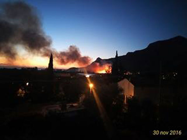 Incendio area Pamafi. Una foto mostra l'incendio nella fase iniziale