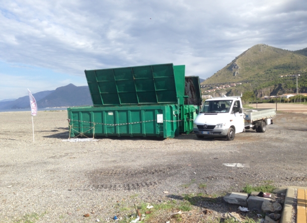 isola dino fondali pulizia container