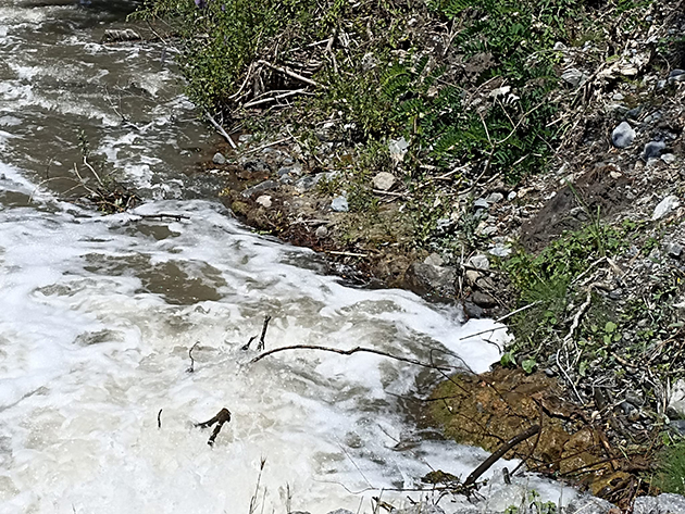 fiume abatemarco acqua marrone schiuma
