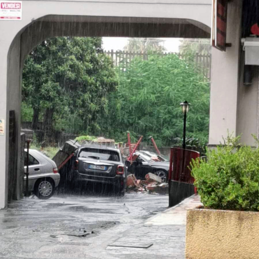 praia a mare danni maltempo auto muro sq