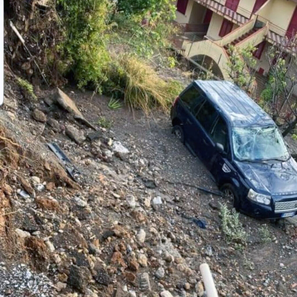 praia a mare fortino danni maltempo auto scarpata sq