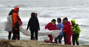 strage migranti calabria corpo di una bambina steccato di cutro bambino morto in mare