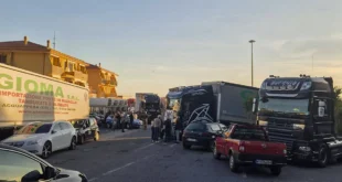 Acquappesa protesta tir scoglio regina presidio