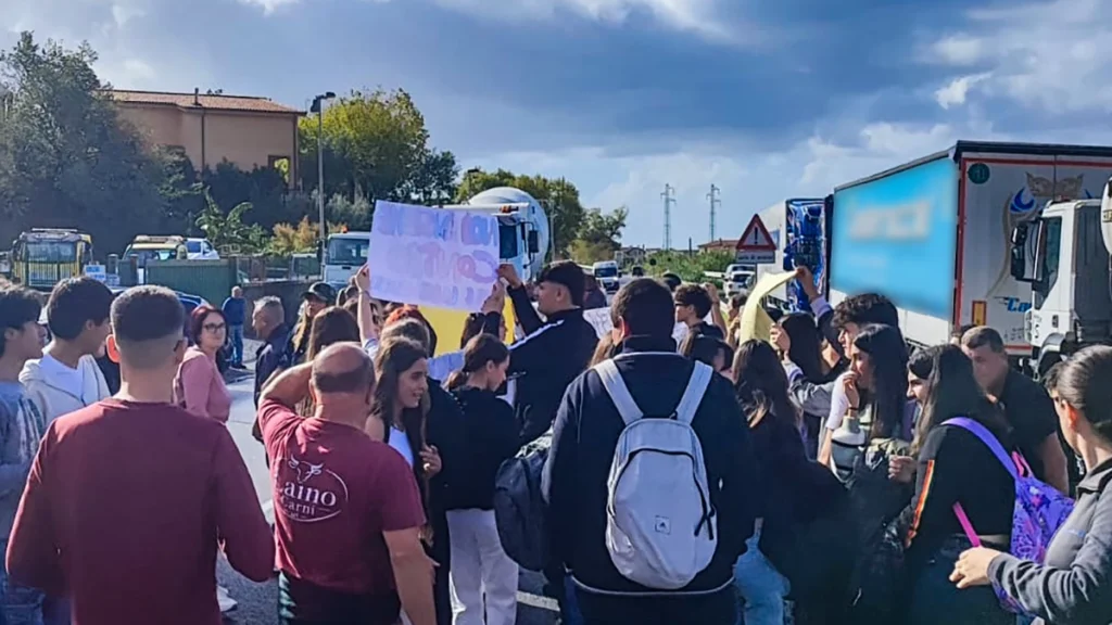 Tortora Manifestazione spontanea sulla Ss 18 autotrasportatori cittadini