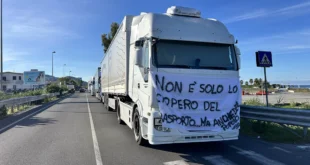 santa maria del cedro protesta fedralog autotrasportatori blocco stradale deviazione camion striscione